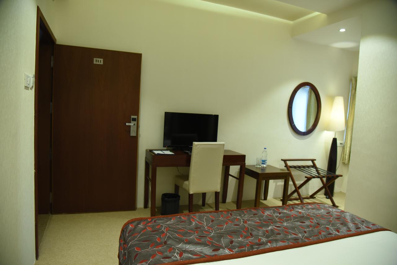 Viz Park Hotel Ānand Εξωτερικό φωτογραφία